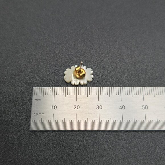 Gold Plated Carved Shell Flower Stud Earrings A6282 - Picture 4 of 5